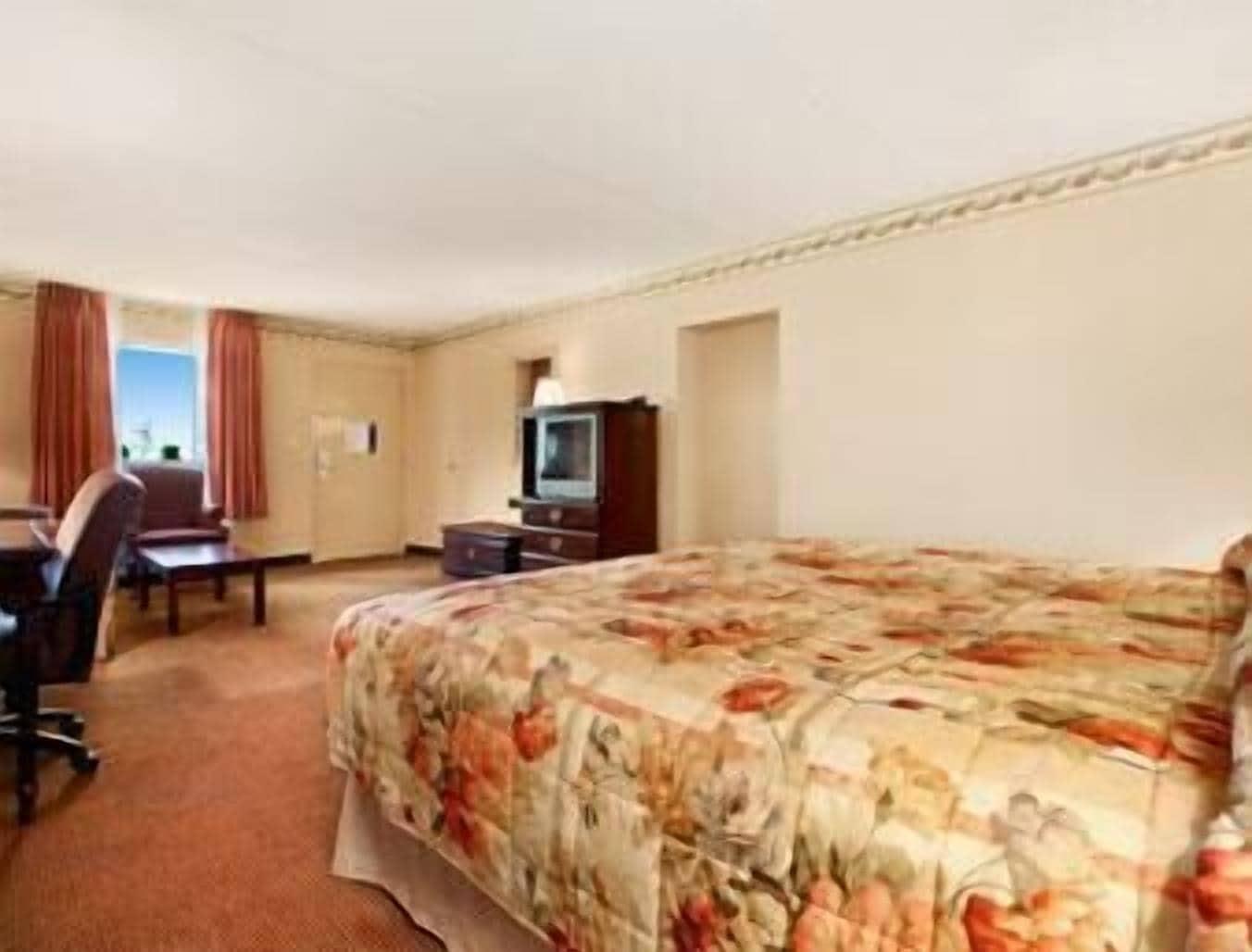Ramada By Wyndham Lebanon Hotel Екстериор снимка