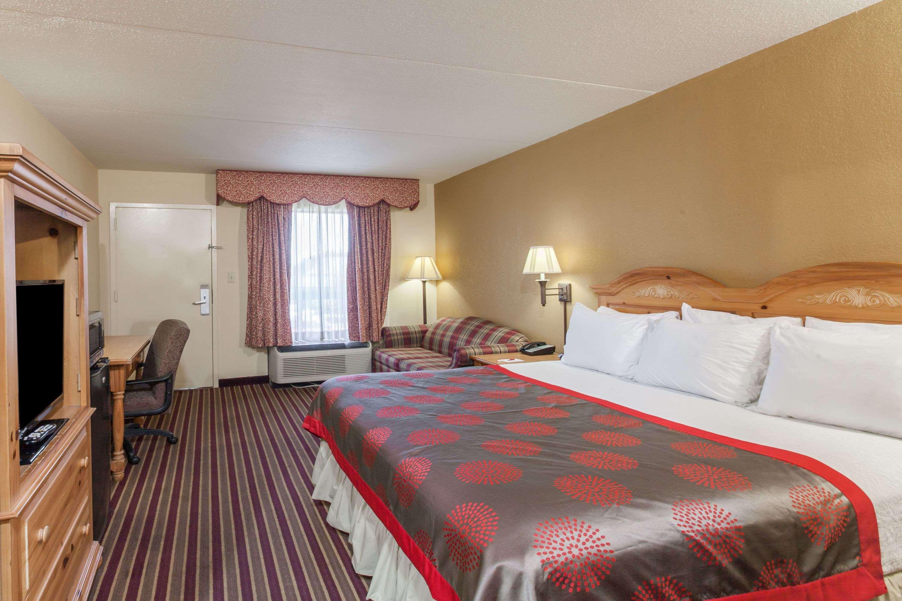 Ramada By Wyndham Lebanon Hotel Екстериор снимка