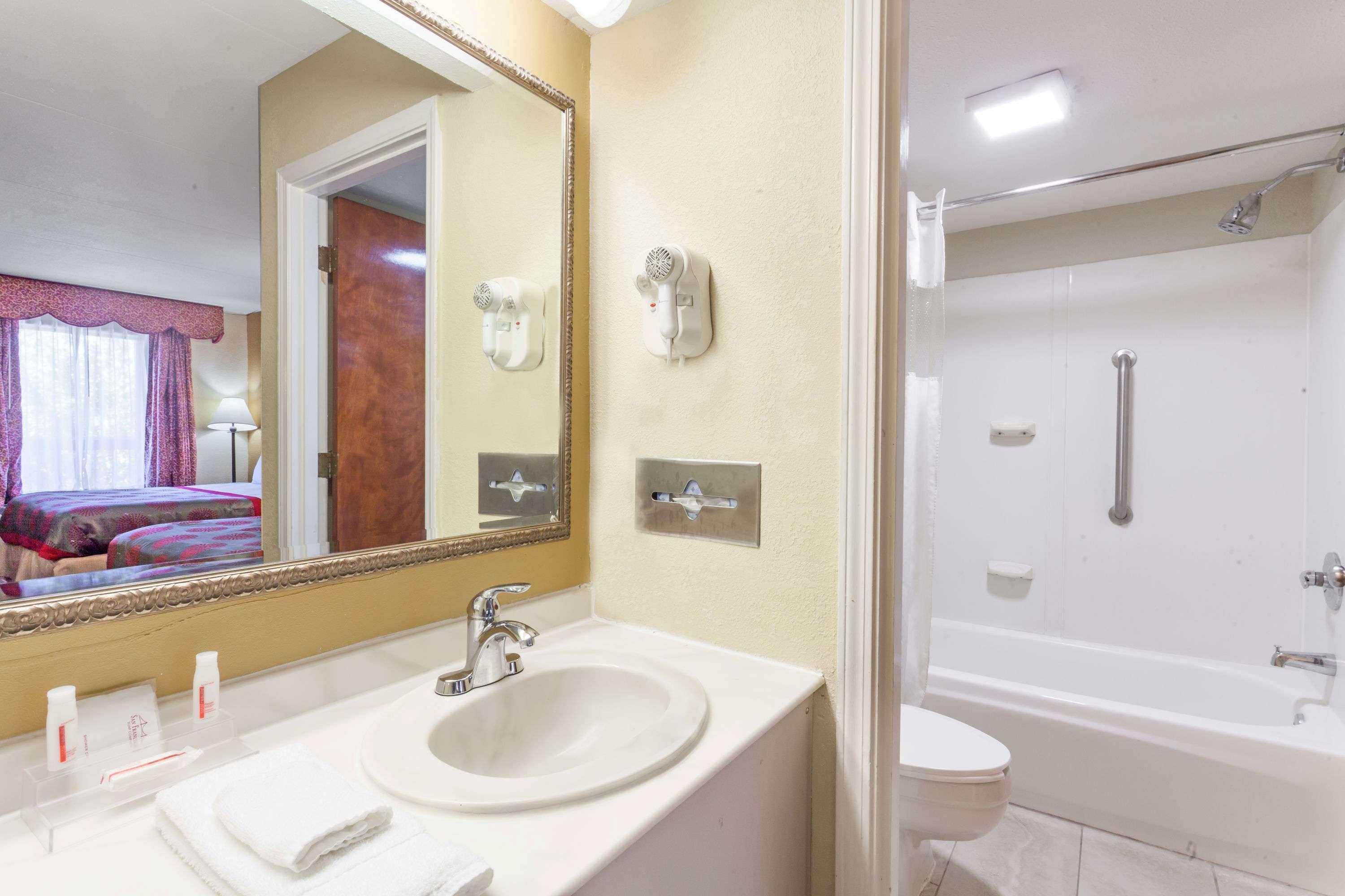 Ramada By Wyndham Lebanon Hotel Екстериор снимка