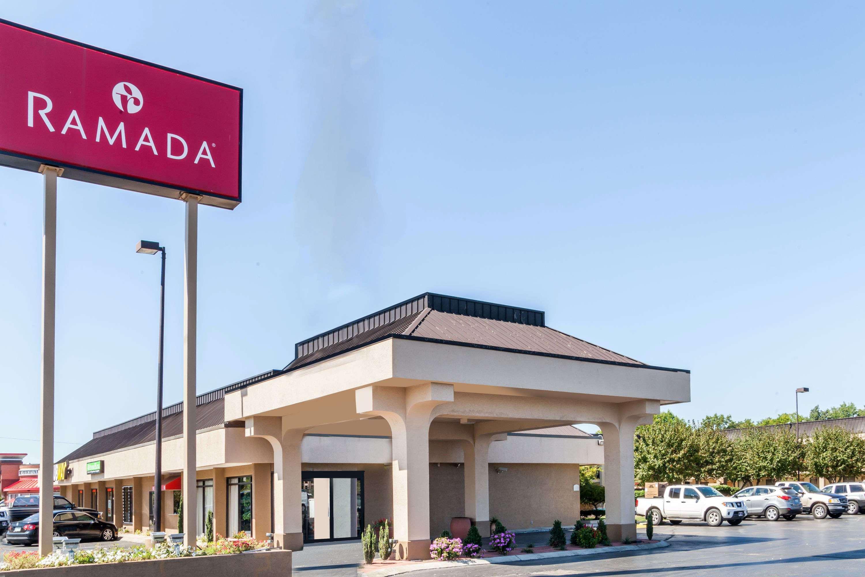 Ramada By Wyndham Lebanon Hotel Екстериор снимка