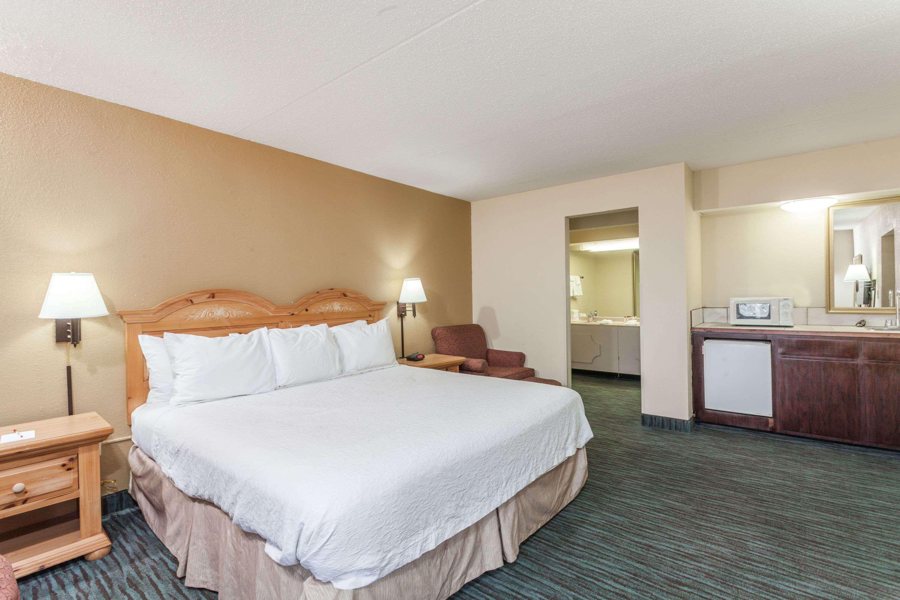 Ramada By Wyndham Lebanon Hotel Екстериор снимка