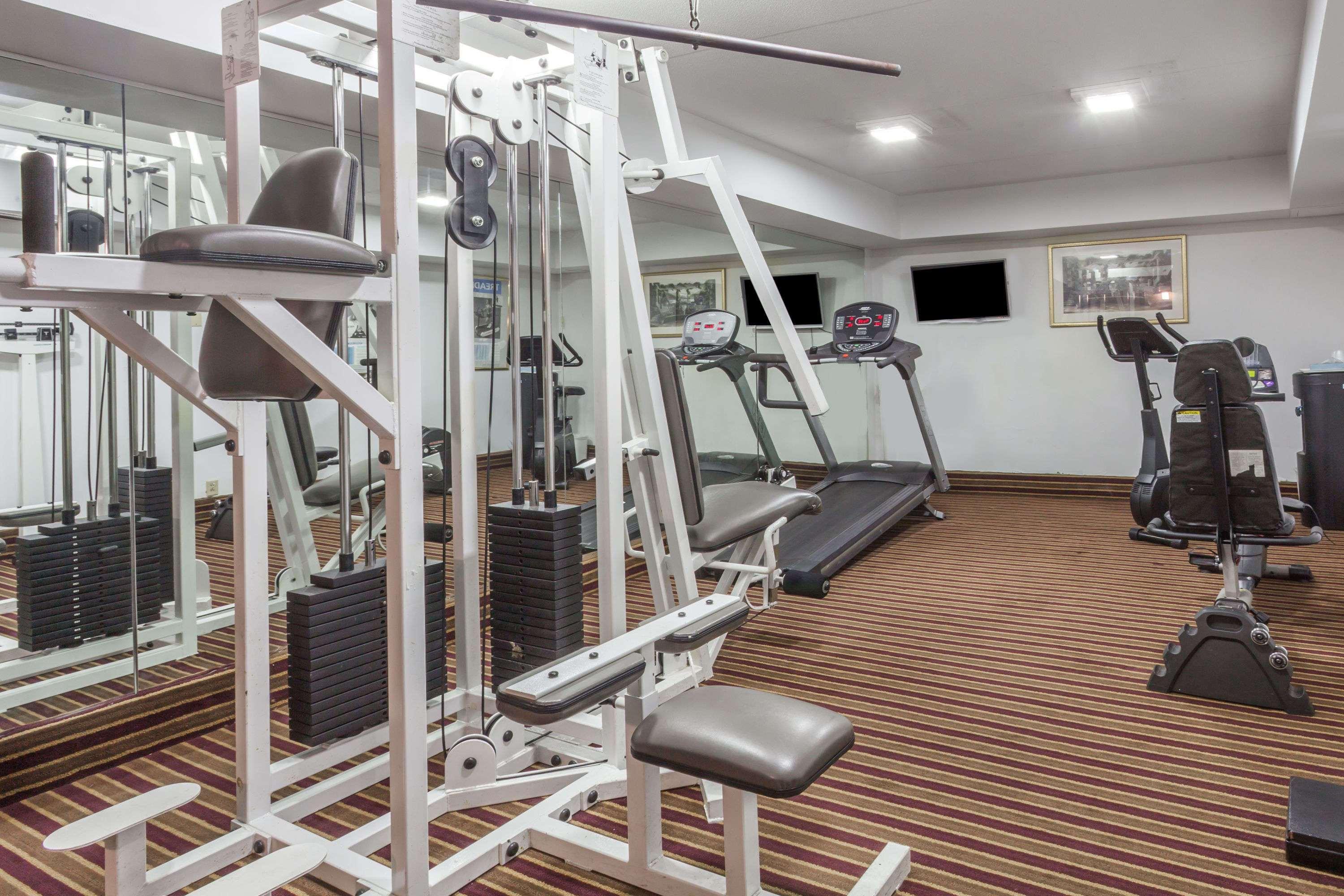 Ramada By Wyndham Lebanon Hotel Екстериор снимка