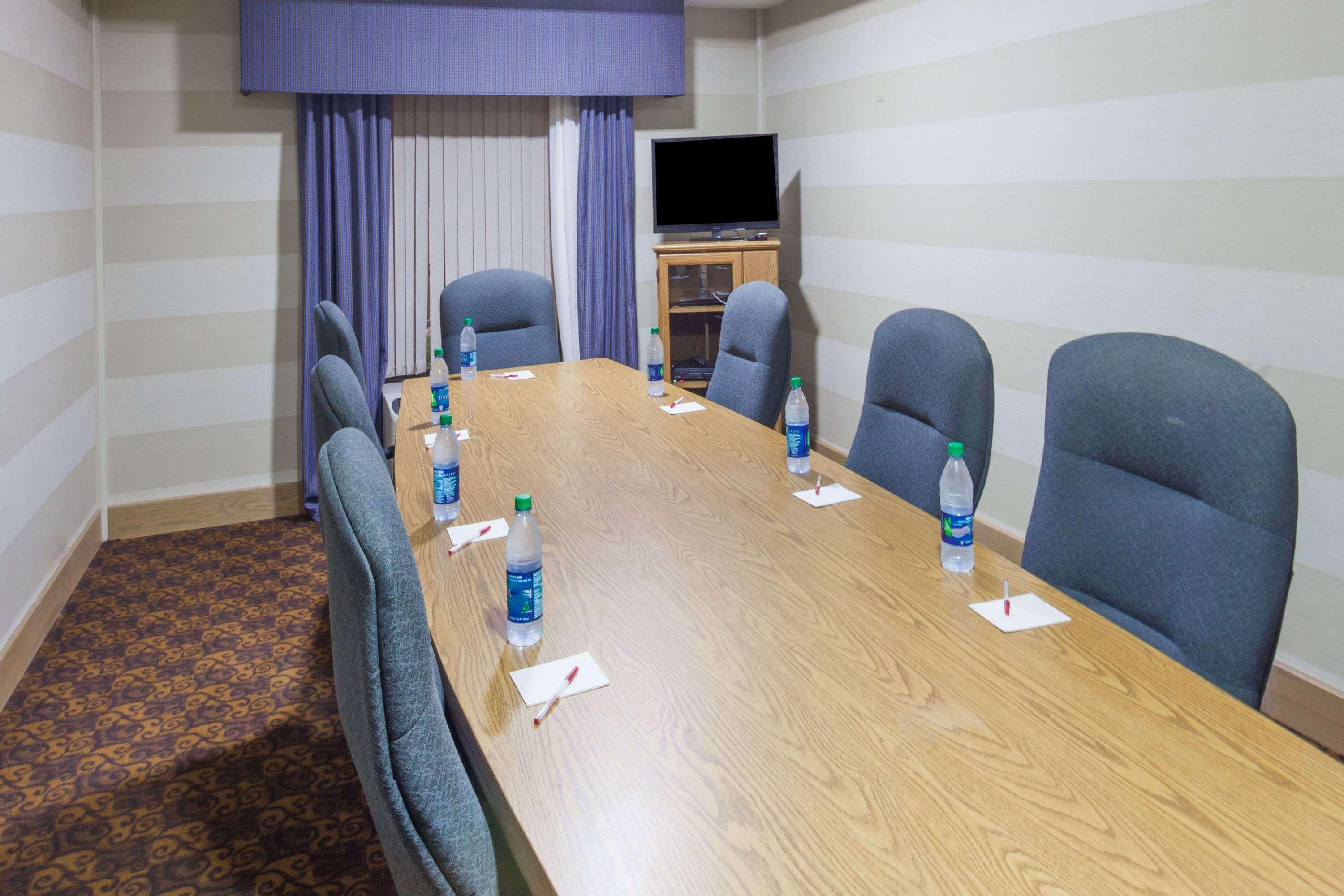 Ramada By Wyndham Lebanon Hotel Екстериор снимка