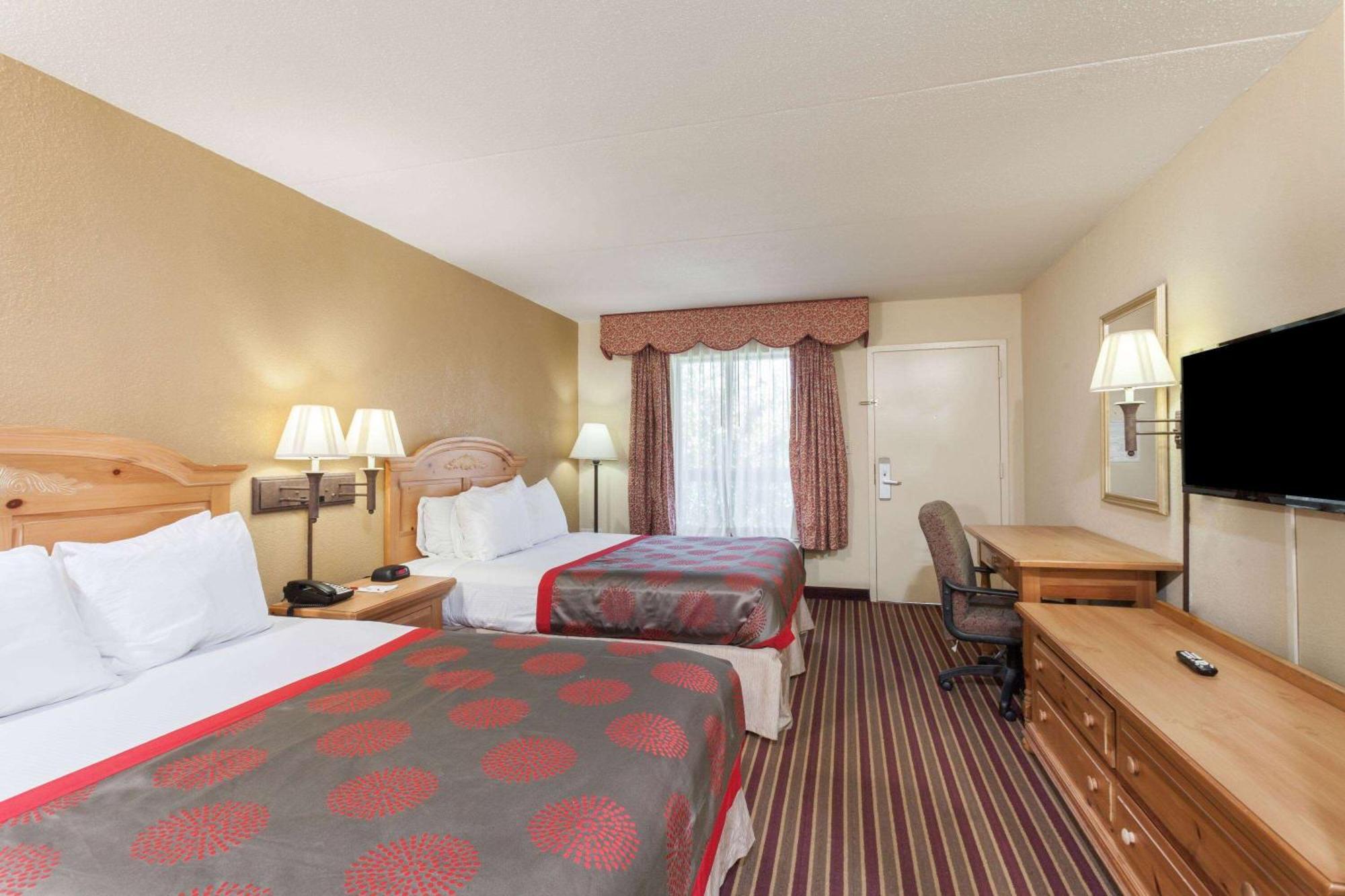 Ramada By Wyndham Lebanon Hotel Екстериор снимка