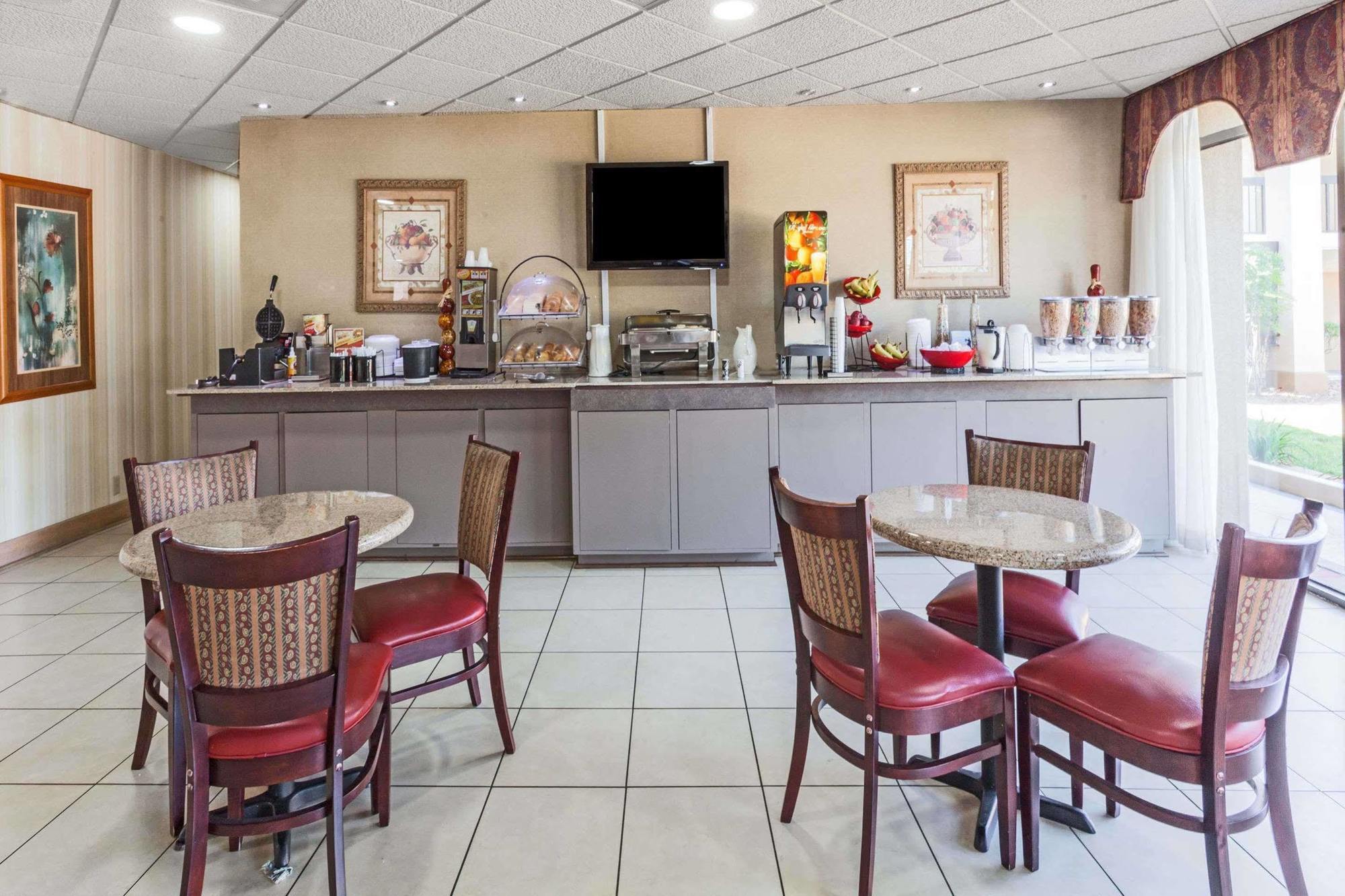Ramada By Wyndham Lebanon Hotel Екстериор снимка