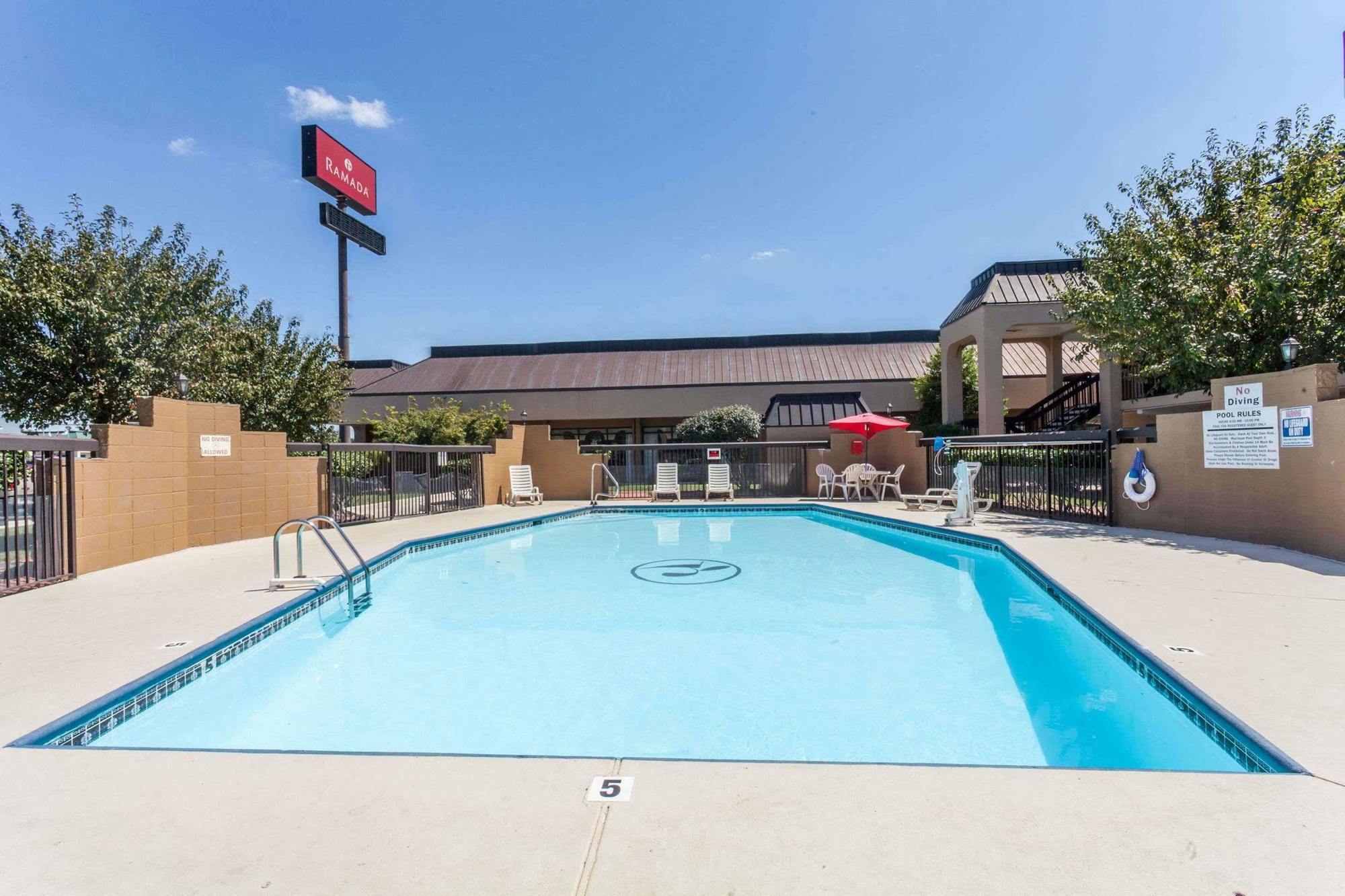 Ramada By Wyndham Lebanon Hotel Екстериор снимка