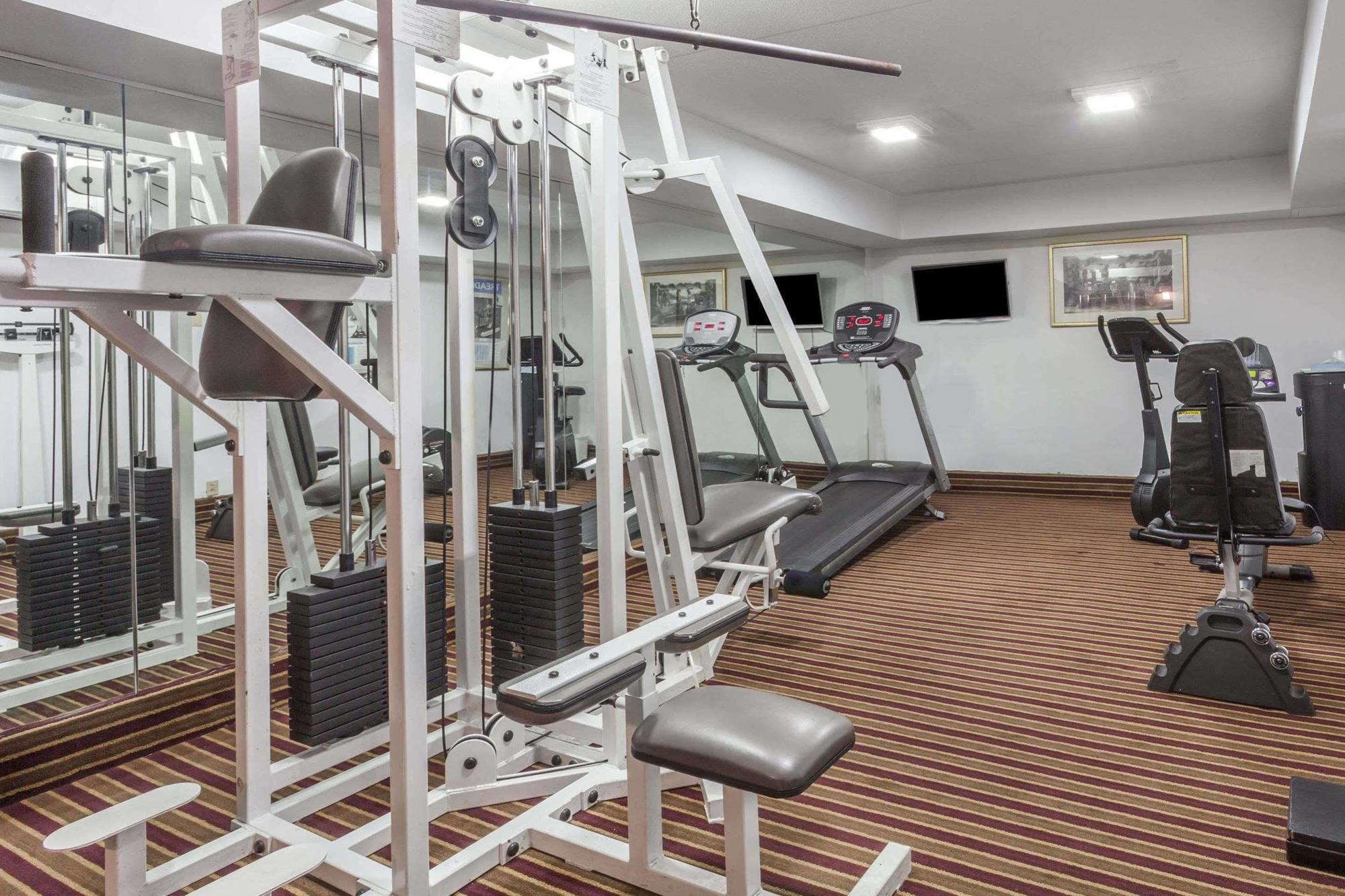 Ramada By Wyndham Lebanon Hotel Екстериор снимка