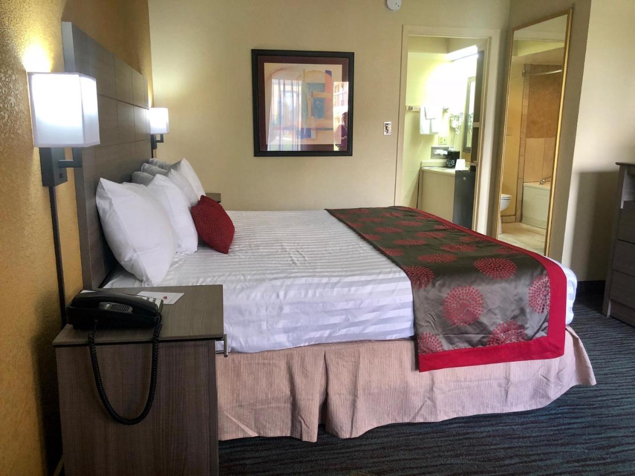Ramada By Wyndham Lebanon Hotel Екстериор снимка