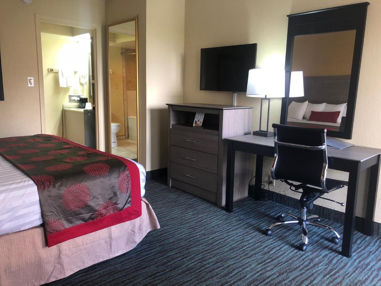 Ramada By Wyndham Lebanon Hotel Екстериор снимка